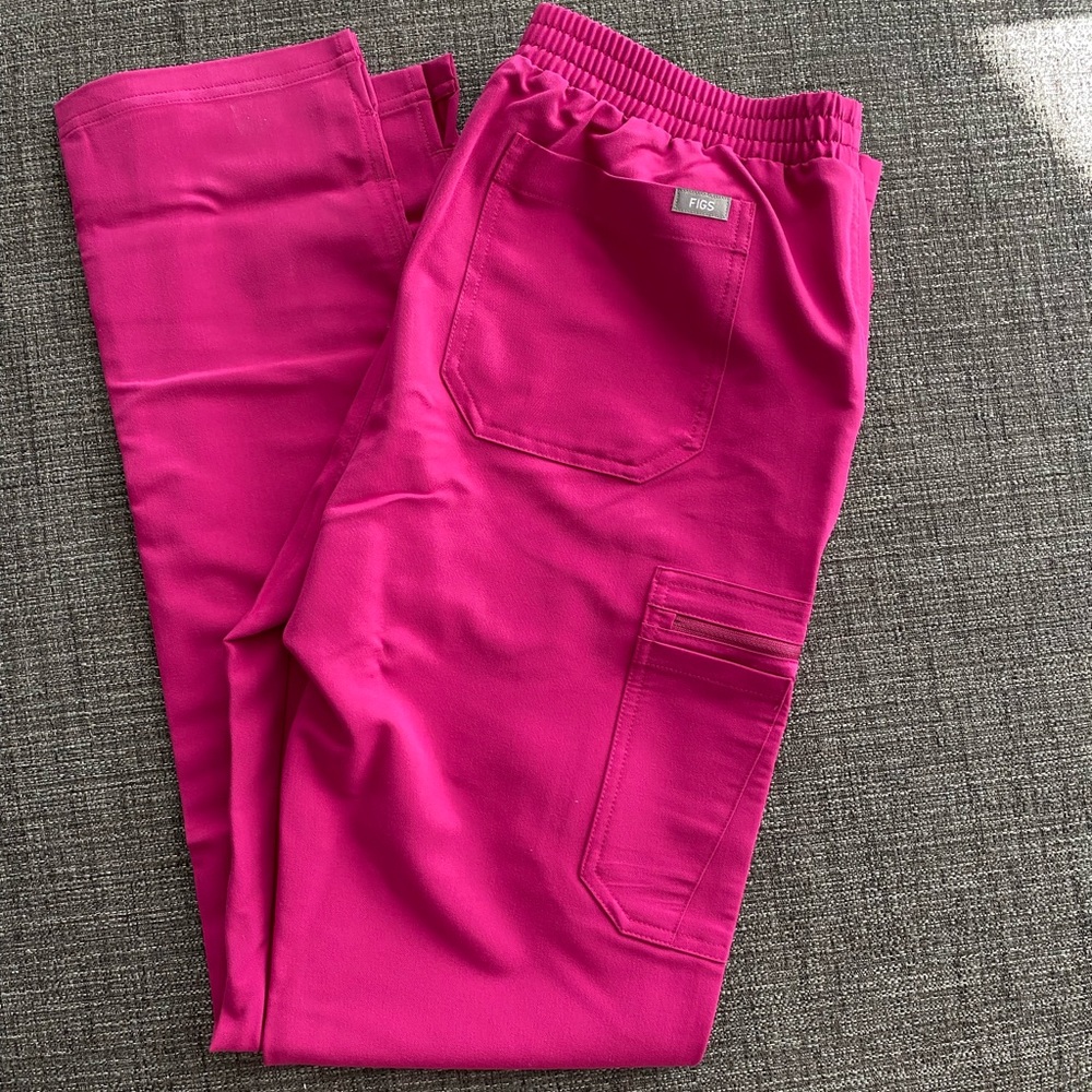 NWT FIGS Women's Yola Raspberry Scrub Pants Tall
Raspberry Sorbet Medium